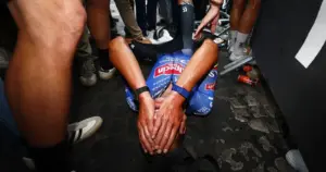 Philipsen nimmt die Beine hoch, damit van der Poel sicher siegt - Radsport-News.com