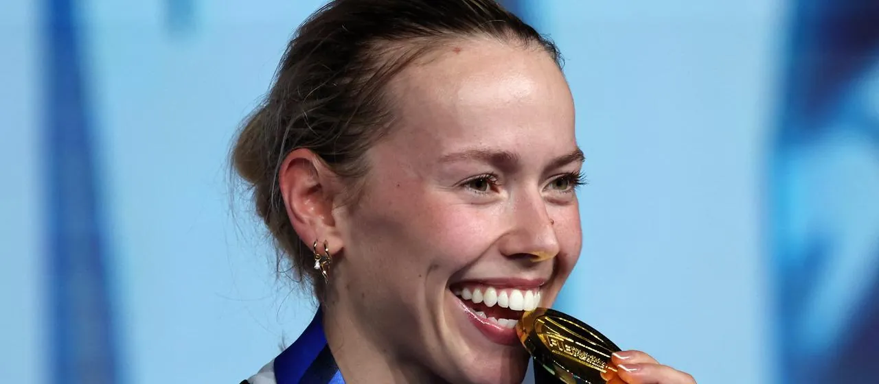 Larissa Eifler feiert ihre WM-Medaille