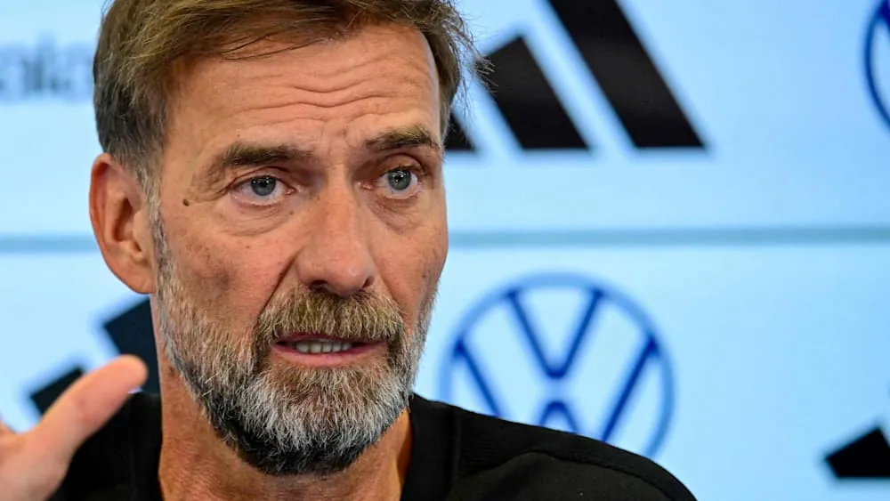 Seit Wochen war es nur noch Formsache: Jürgen Klopp ist neuer Trainer der deutschen Nationalmannschaft – und stellt sich auf der DFB-Pressekonferenz den Fragen der Journalisten.Quelle:WELT TV