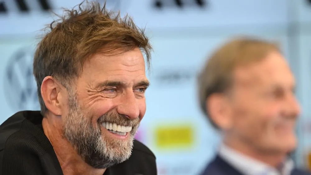 Jürgen Klopp ist offiziell als Bundestrainer der deutschen Fußball-Nationalmannschaft vorgestellt worden. „Er ist einfach einer, der es versteht, Menschen mitzureißen, Menschen zu begeistern“, sagt BVB-Stadionsprecher Norbert Dickel.Quelle:WELT TV